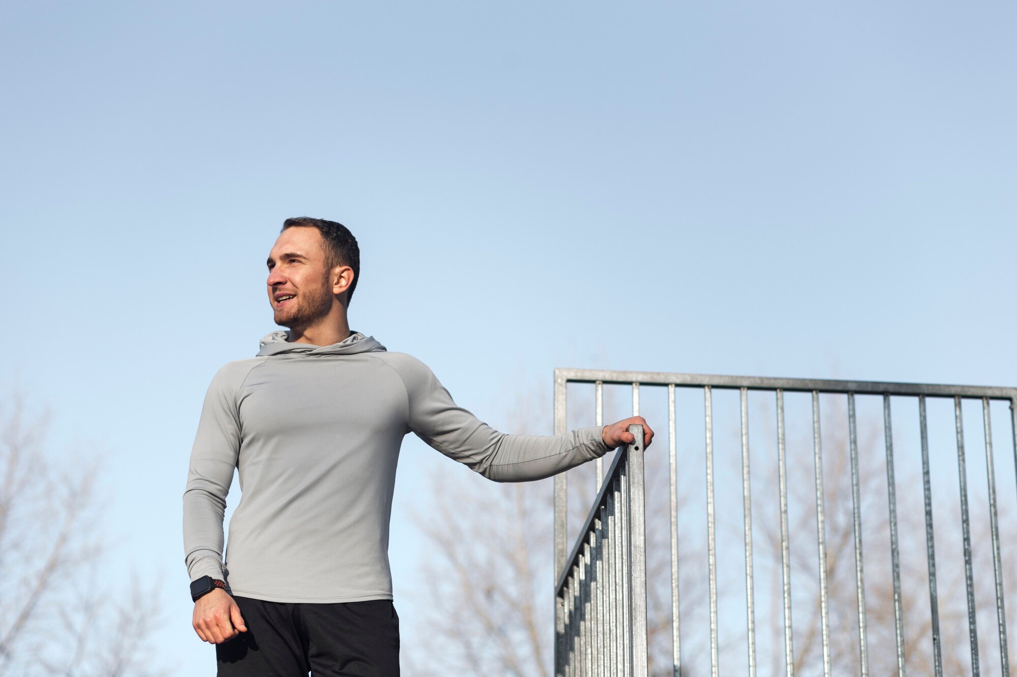 स्वस्थ और सक्रिय जीवनशैली में प्रयत्नशील पुरुष