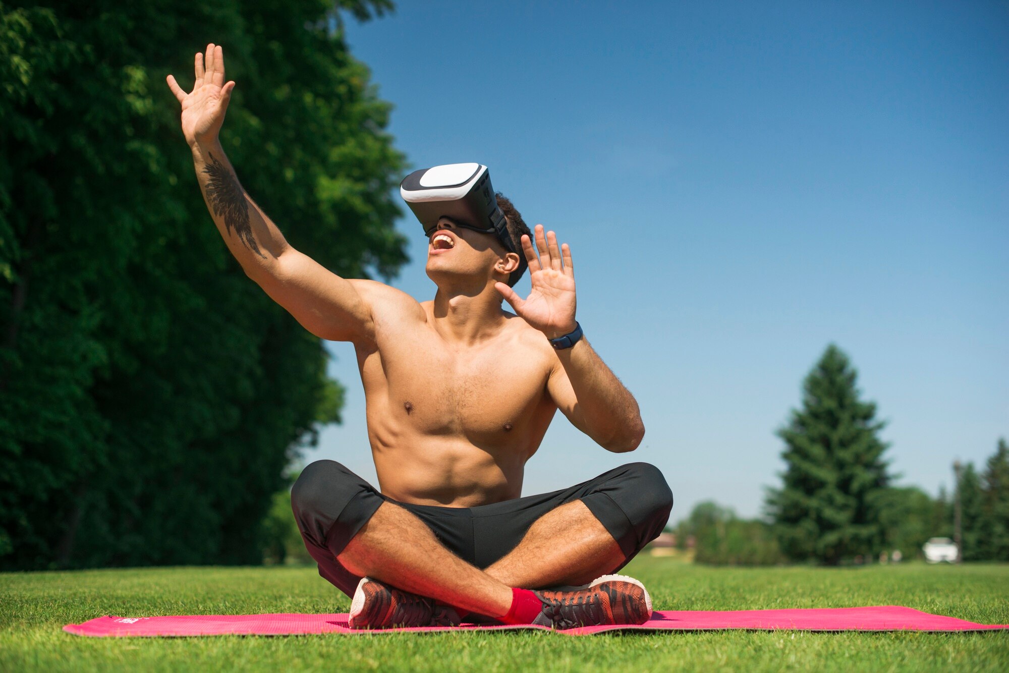 ध्यानमग्न और स्वस्थ जीवन जीते हुए पुरुष